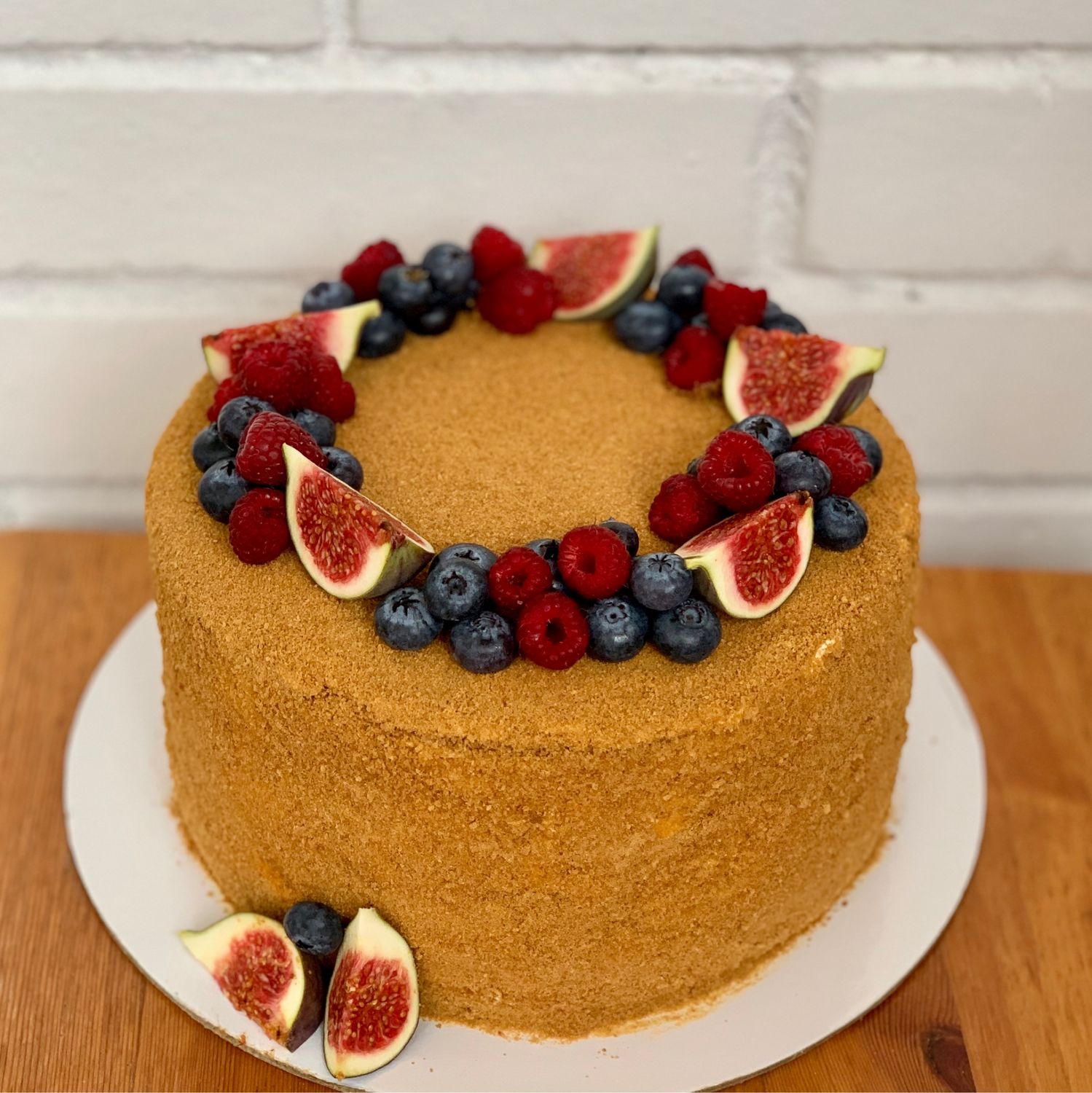 Торт медовик с ягодами сверху декор