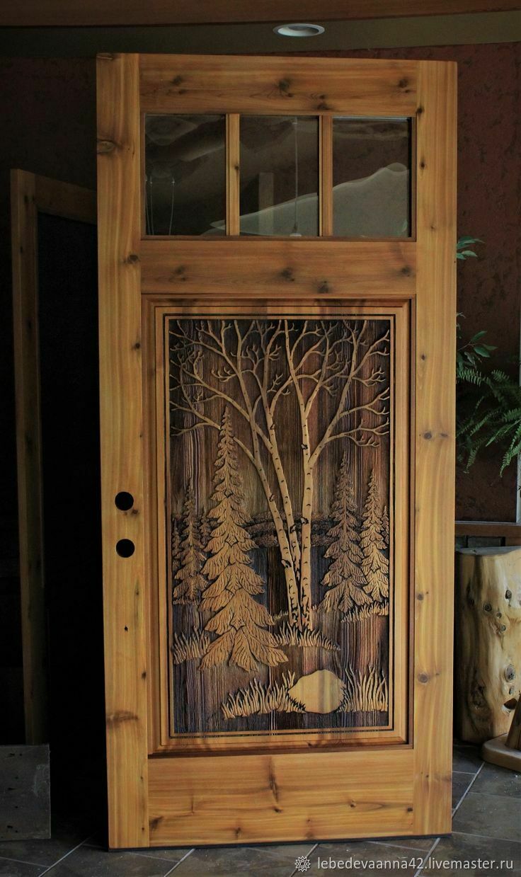 Деревянные двери с резными наличниками