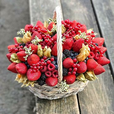 Доставка ягодных корзин в Москве | Купить корзину из ягод на заказ в подарок - вторсырье-м.рф фото