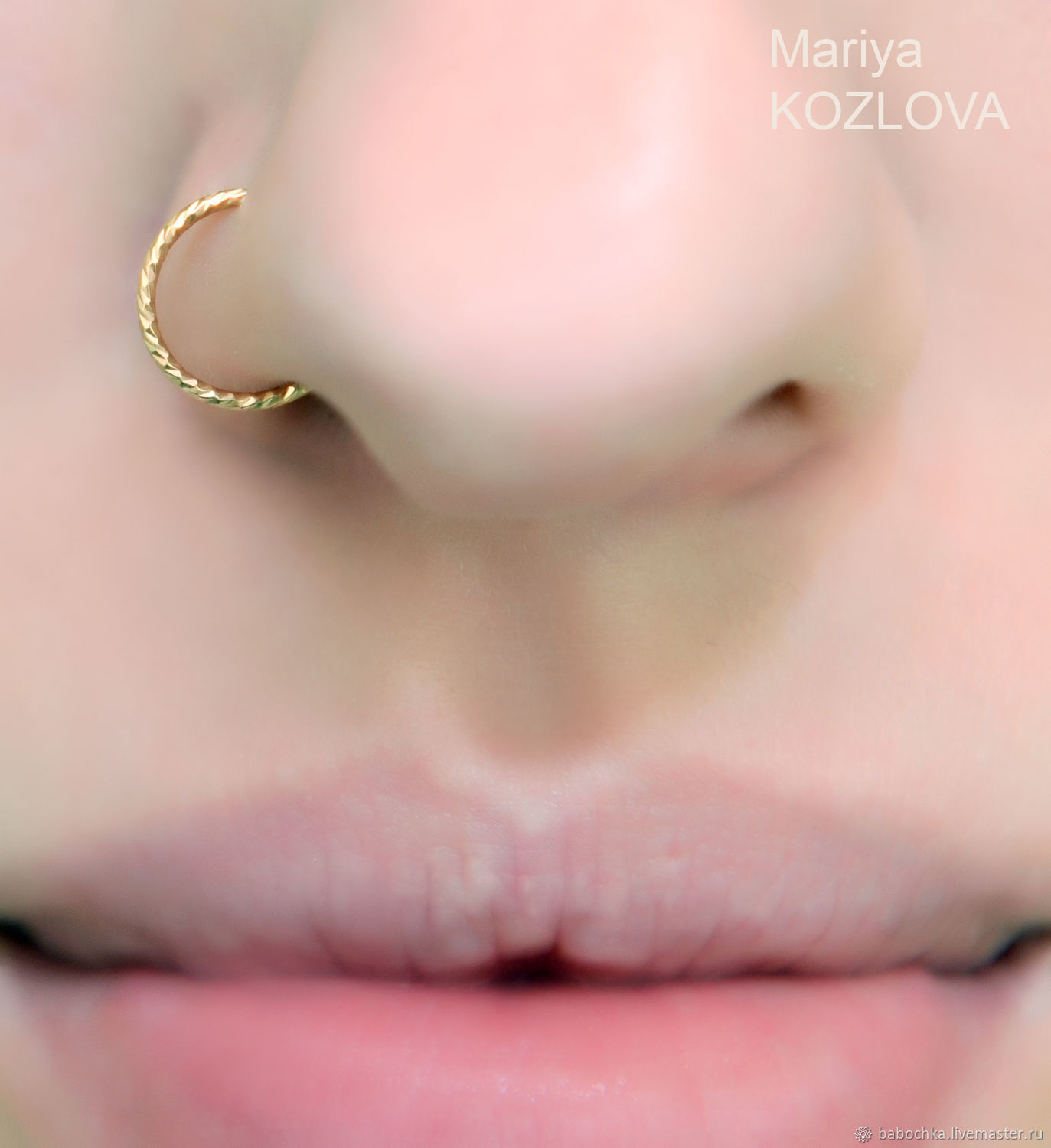 Золотое кольцо в носу