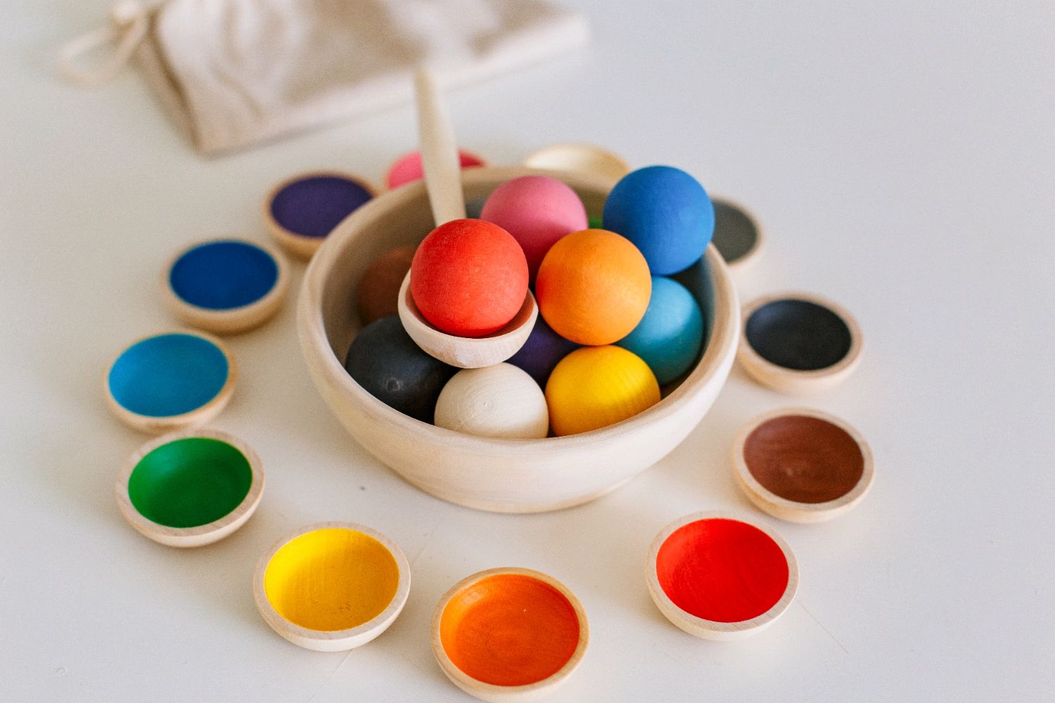 Игра шары деревянные. Игрушка сортер Монтессори "шарики на тарелочках". Сортер "разноцветные шарики на тарелочках". Деревянные шарики цветные. Цветовой сортер шарики на тарелочках.