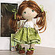 Интерьерная кукла с зелеными глазами в зеленом платье.