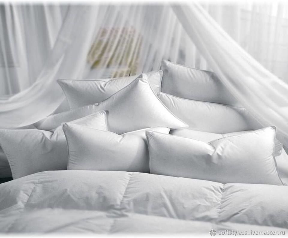 Кровать с белым постельным бельем