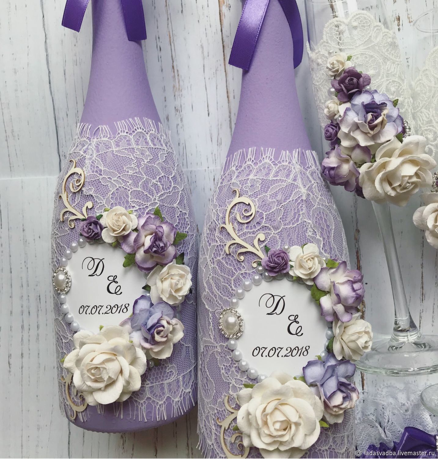 Украшение свадебных бутылок в сиреневом цвете