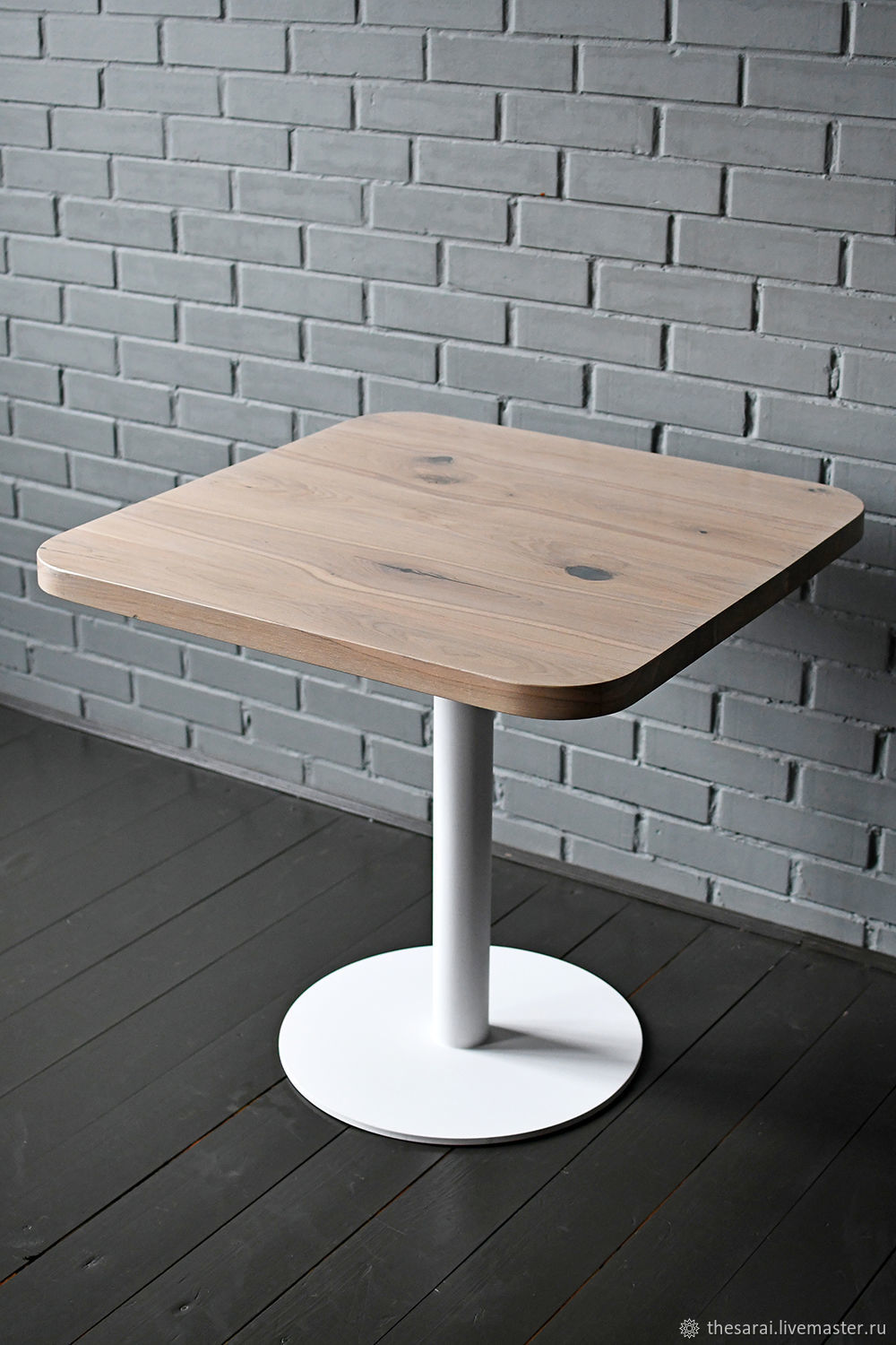 Обеденный квадратный стол с закругленными углами