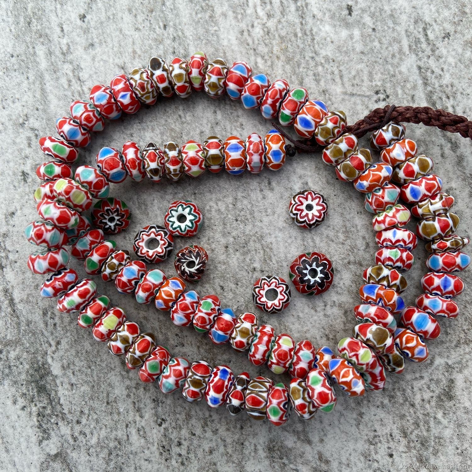 Тибетские бусины значение. Тибетские бусины. Амулет бусина дзи. Тибетские бусы древние. Бусины тибетские разноцветная эмаль.