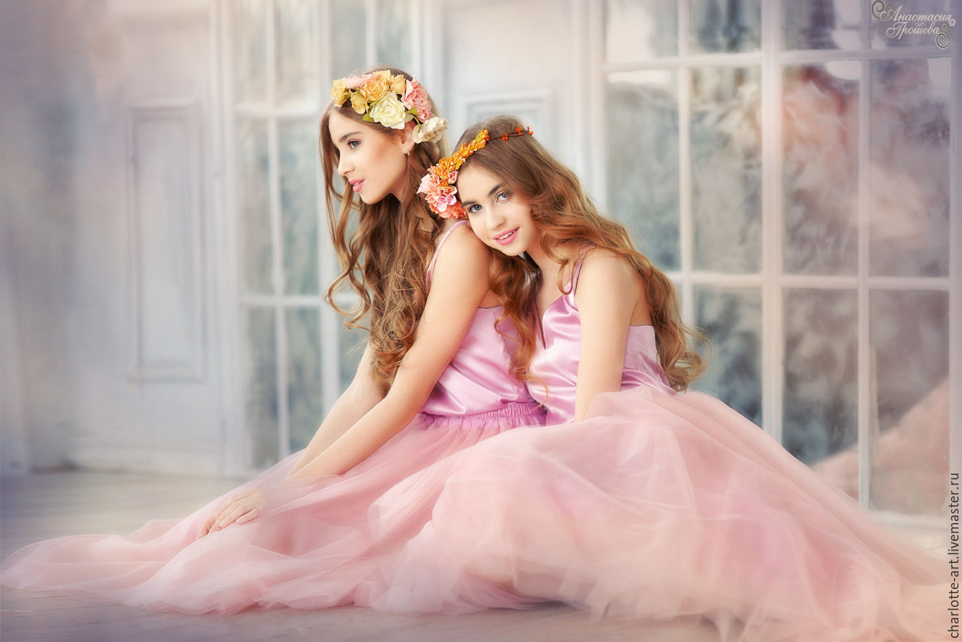 Мама и дочь подружки. Две девочки в платьях. Фотосессия сестер. Девочка принцесса. Две принцессы.