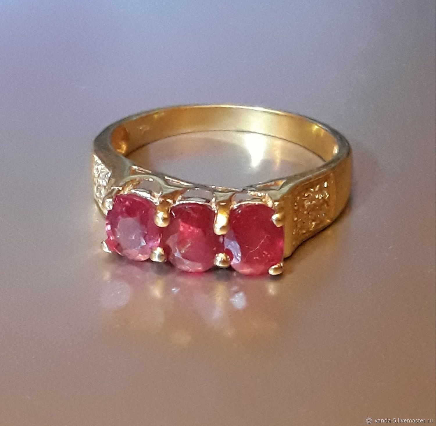 Купить кольцо в саратове. Кольцо с рубином. Старинное кольцо с рубином. Антикварные кольца с рубином. Кольцо из Червонного золота с рубином.