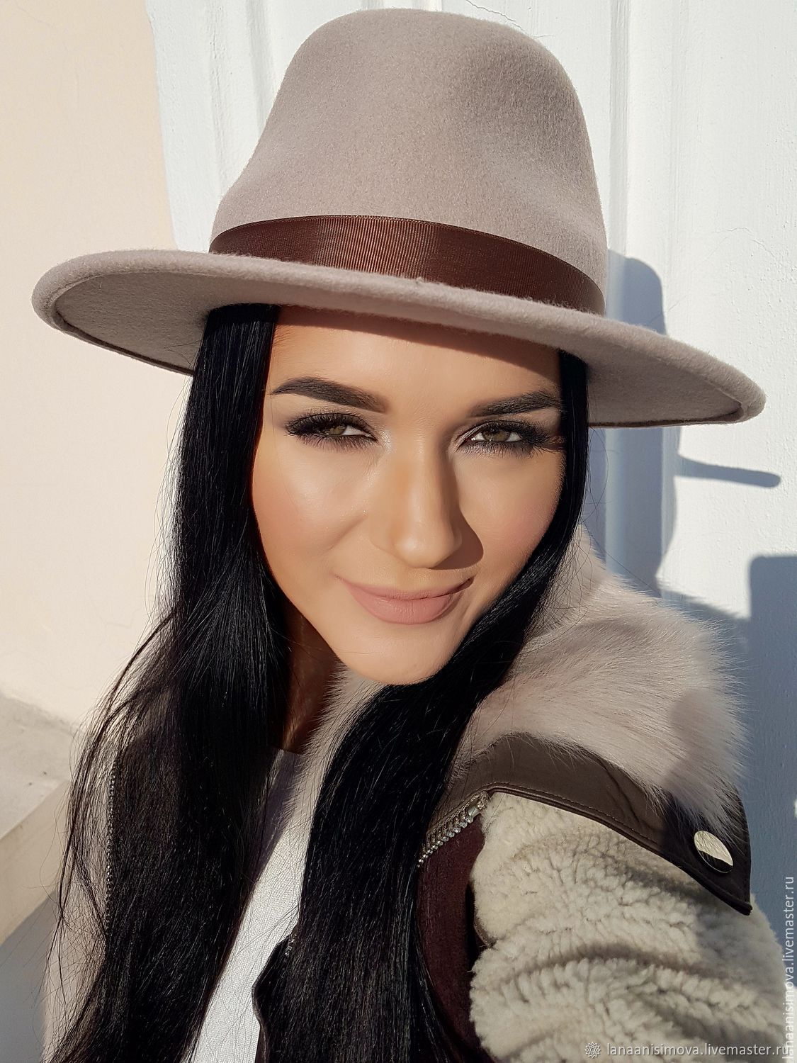 Felt hat Fedora with a flat brim. Color 