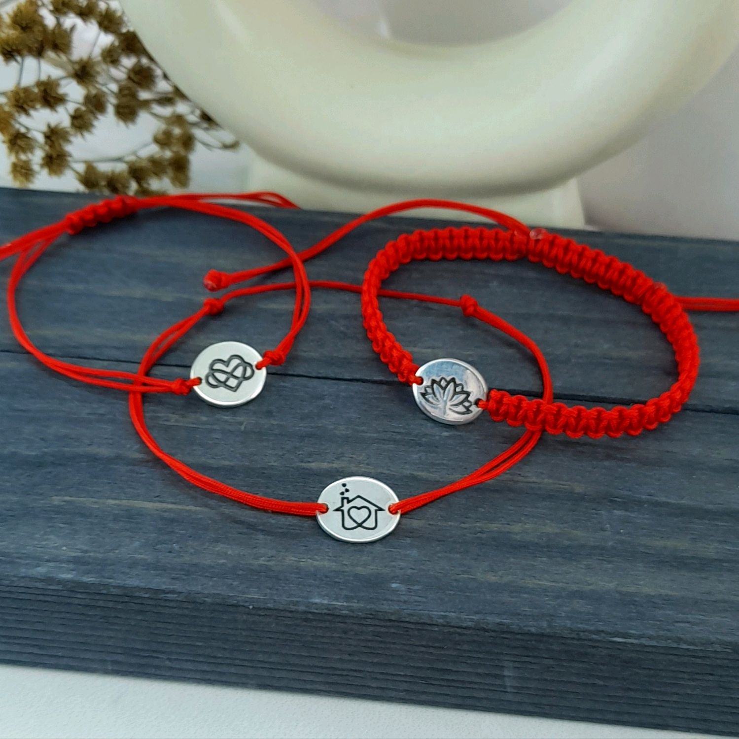 Браслет красная нить в доме живет любовь сердце серебряный в интернет ...