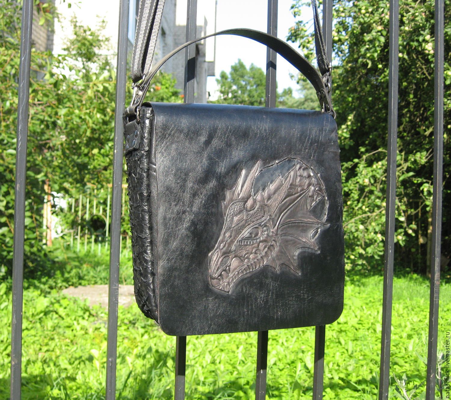 Сумка из кожи и гравировкой на клапане "Черный дракон" – заказать на ...
