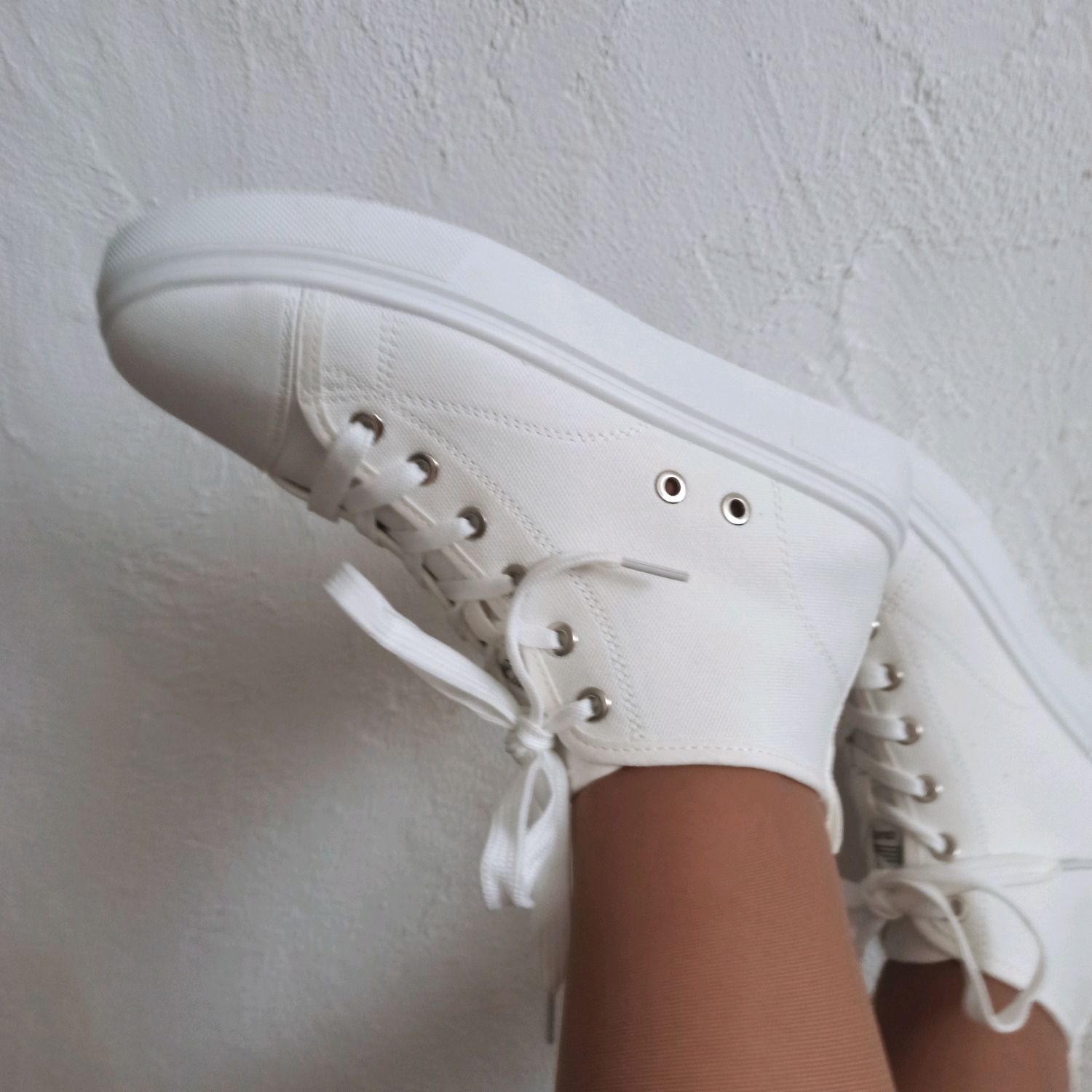 Просто белые высокие кеды. Идеальная классика в интернет-магазине ...