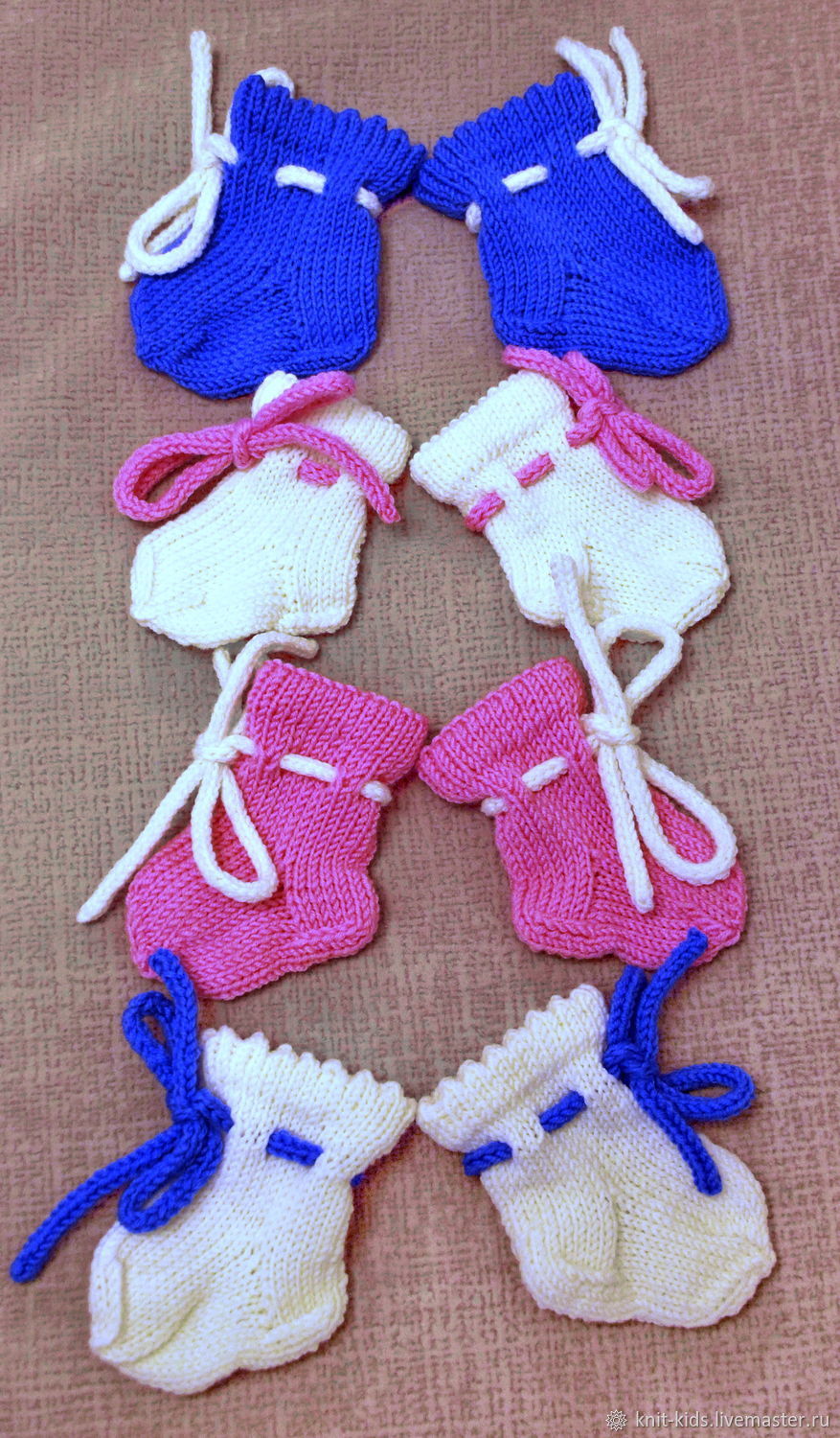 Вязание носочков новорожденному. Носочки для новорожденных. Вязаные носки для малышей. Вязаные носочки для новорожденного. Вязаные носки для младенца.