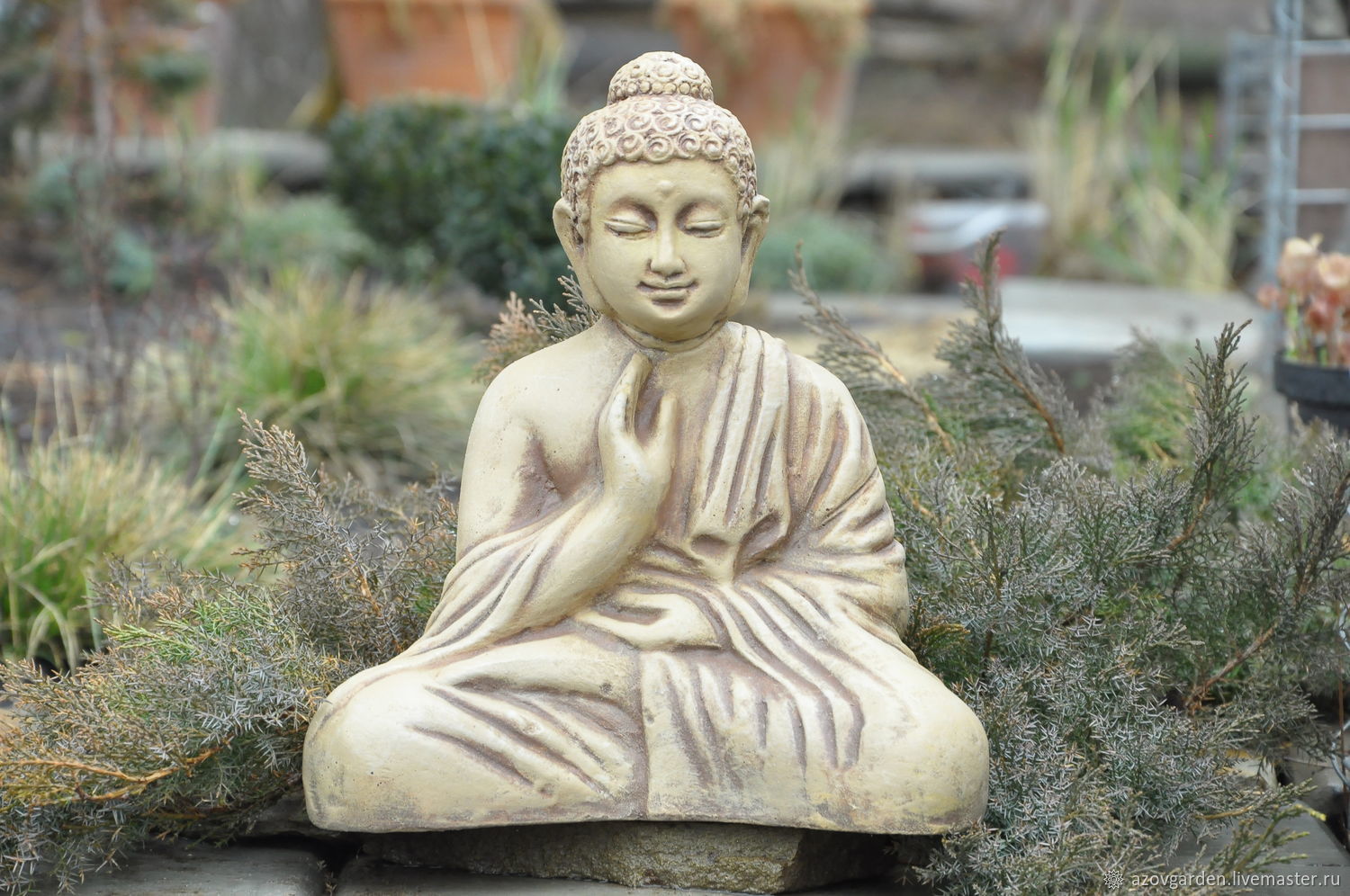 Расы для будды. Садовая фигура Будда. Будда Садовая скульптура. Скульптура ханива Япония Нирвана Будды. Сидящий Будда скульптура.