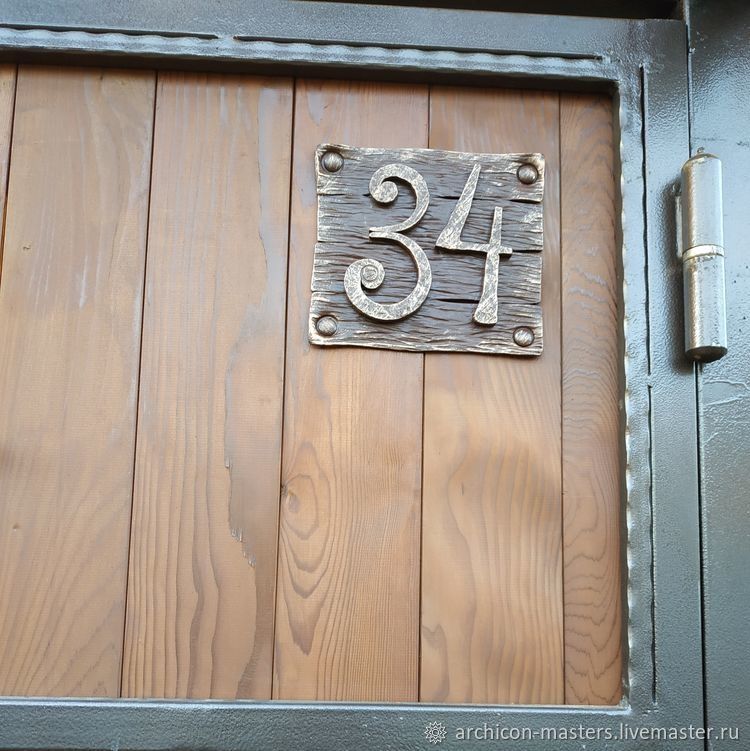 Цифры номера на двери квартиры. Табличка с номером на дверь. Табличка с номером квартиры на дверь. Металлический номер на дверь. Номер на входную дверь.