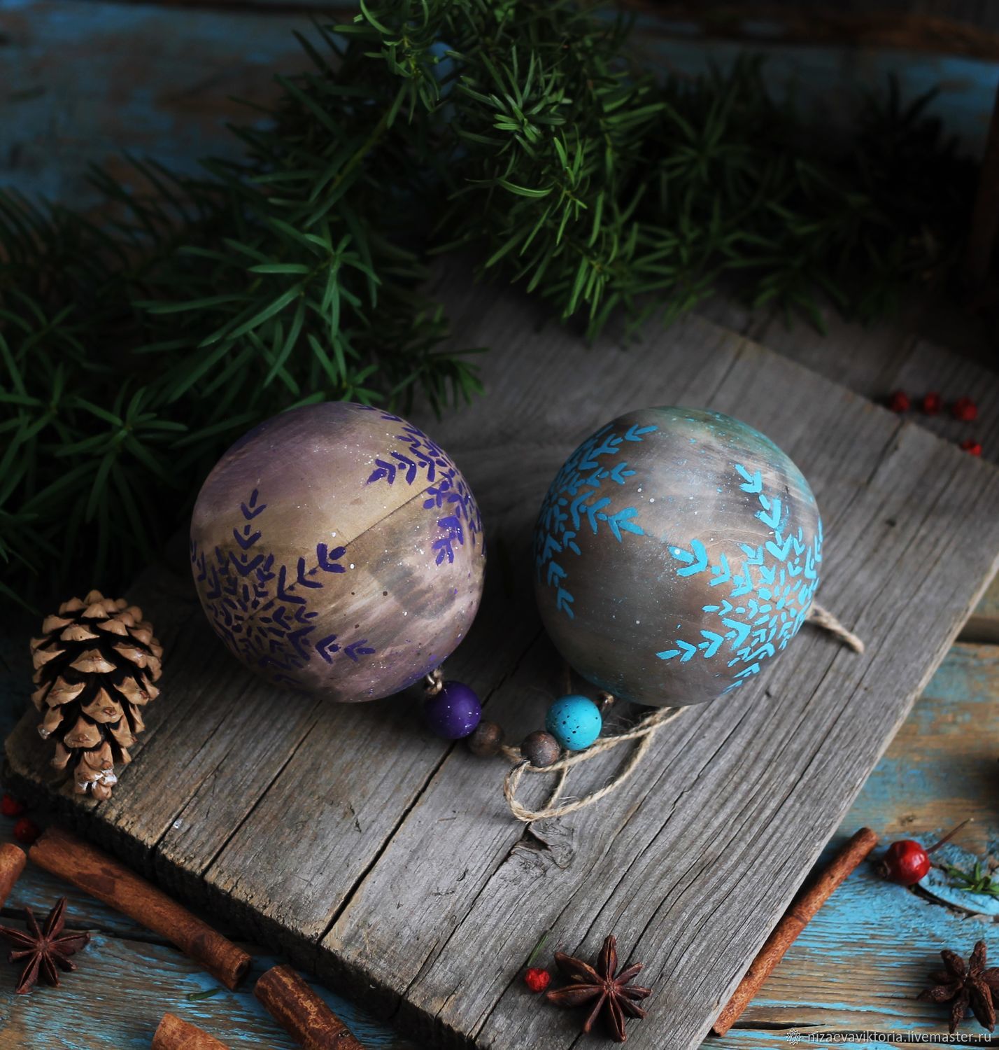 новогодние шарики из дерева. именной новогодний шарик из фанеры. деревянные новогодние игрушки. именные деревянные шары на елку. именные игрушки на елку.
