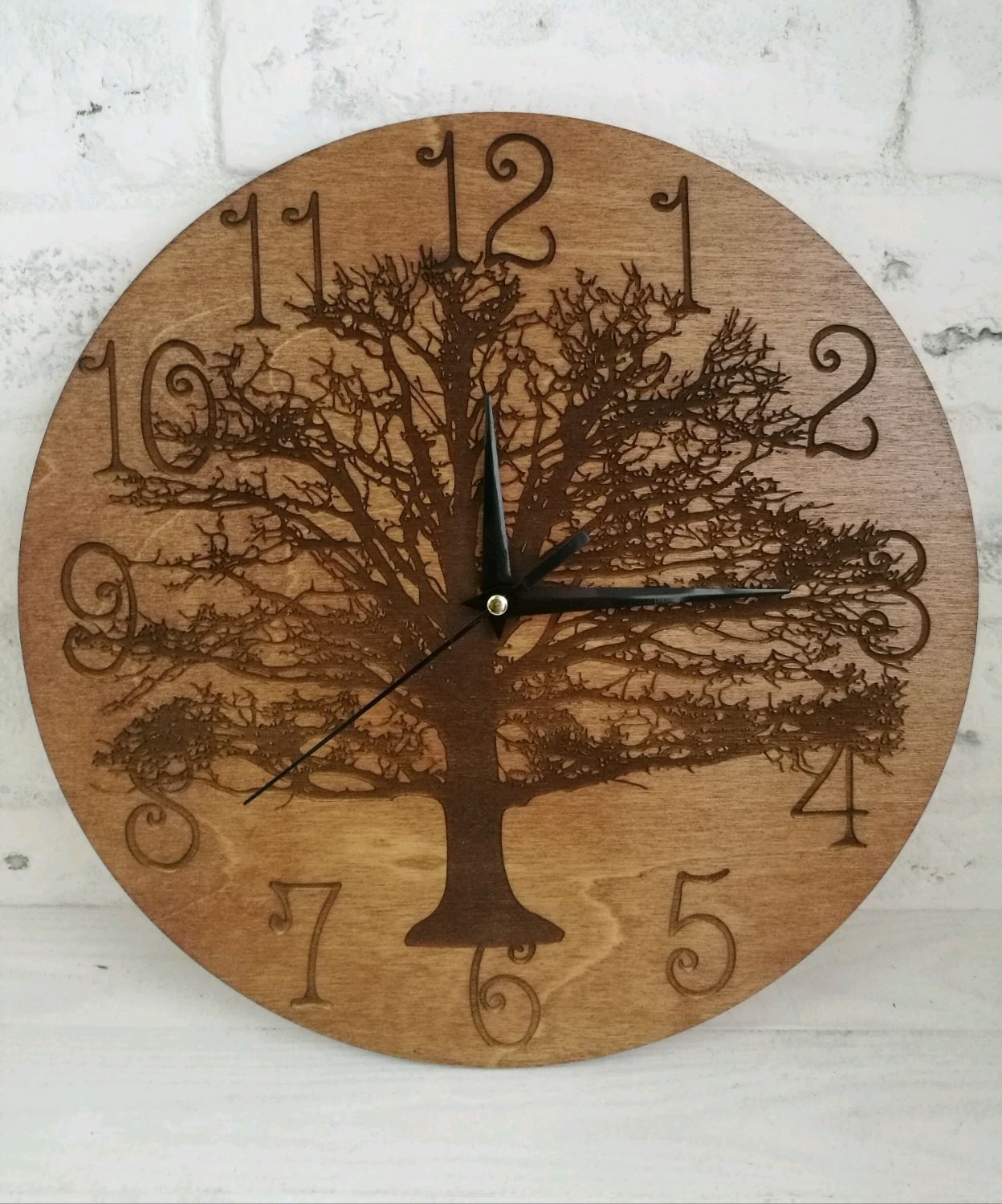 Часы на дереве