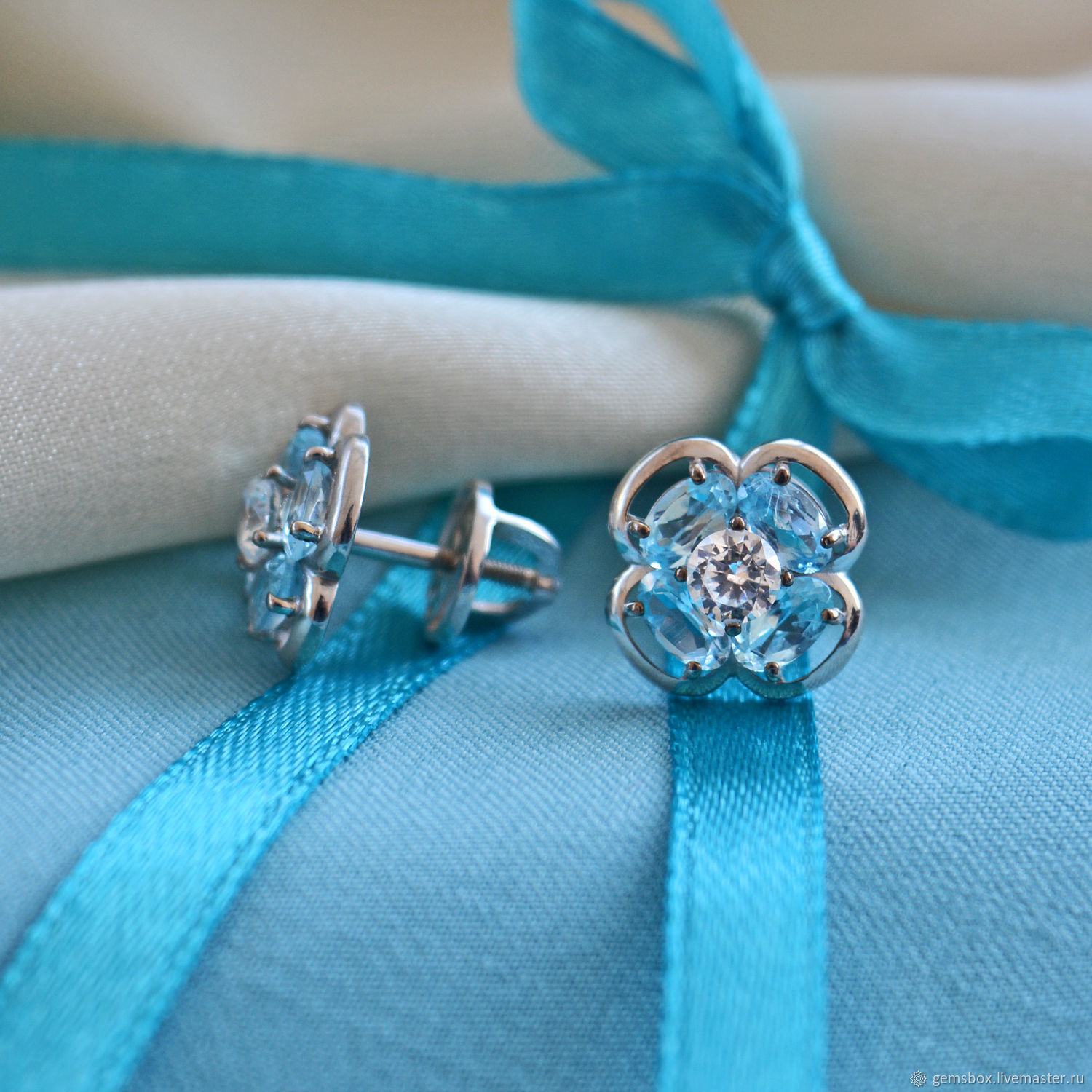 Серебряные сережки в форме цветочка из голубого топаза