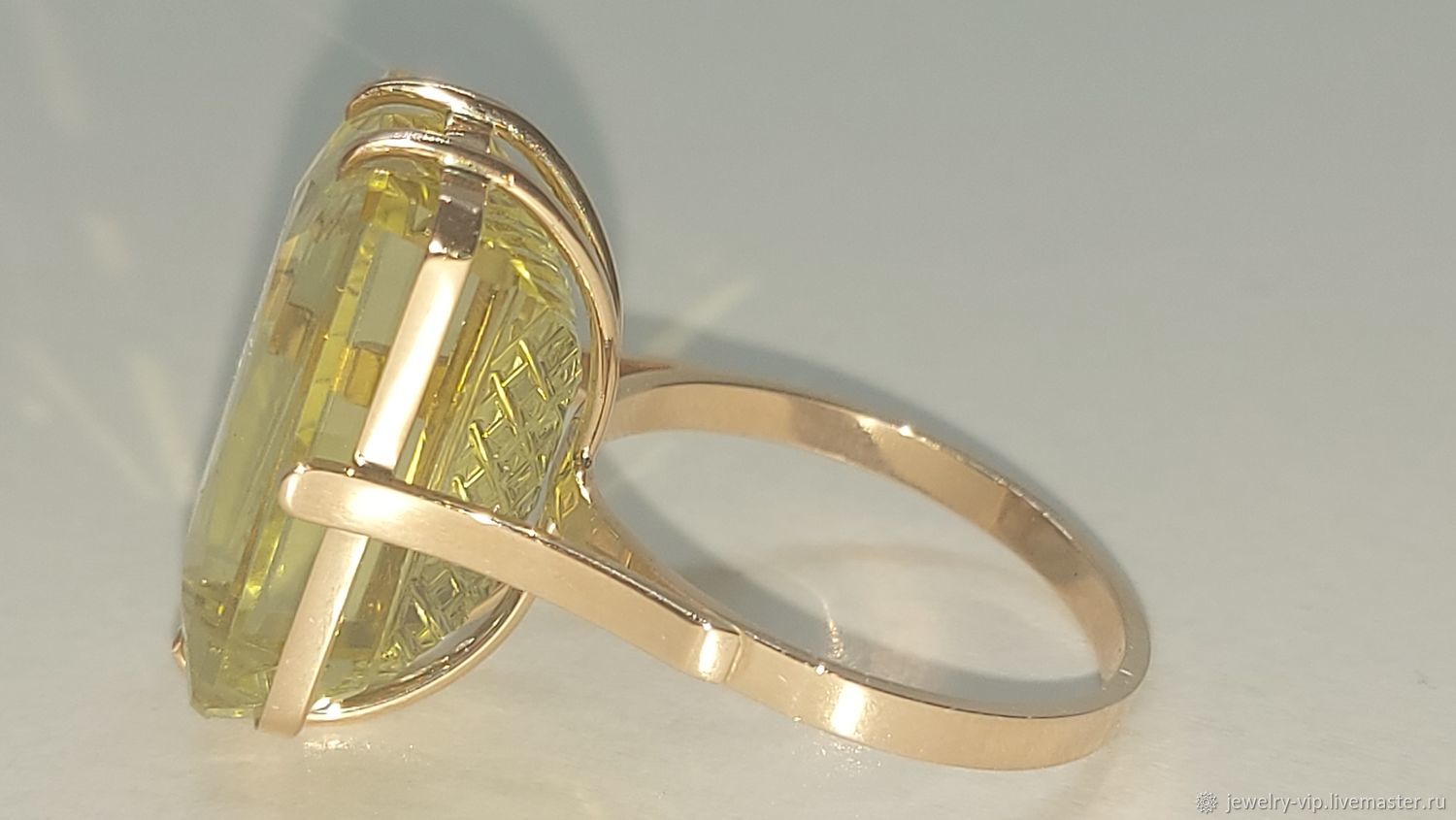 Кольцо с кварцем в золоте