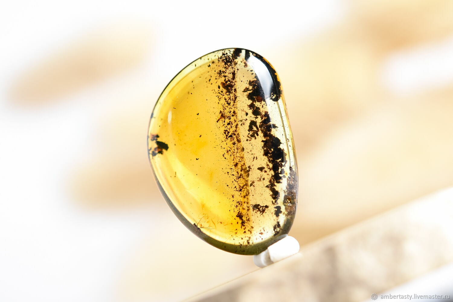 Янтарь натуральный с инклюзом в интернет-магазине Ярмарка Мастеров по ...