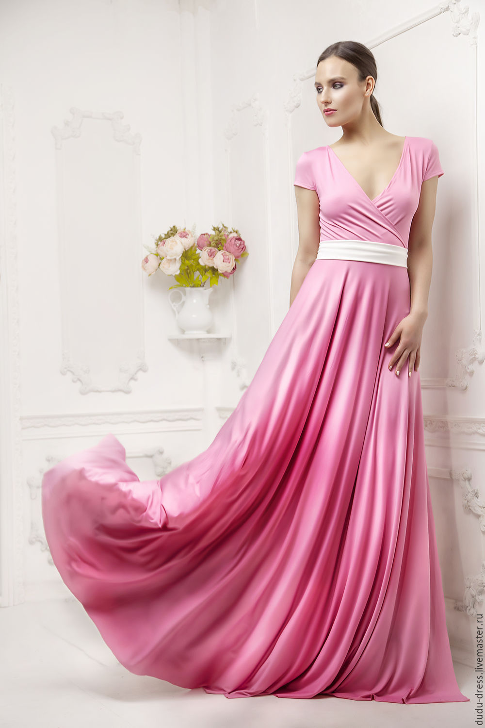 Розовое вечернее платье в пол