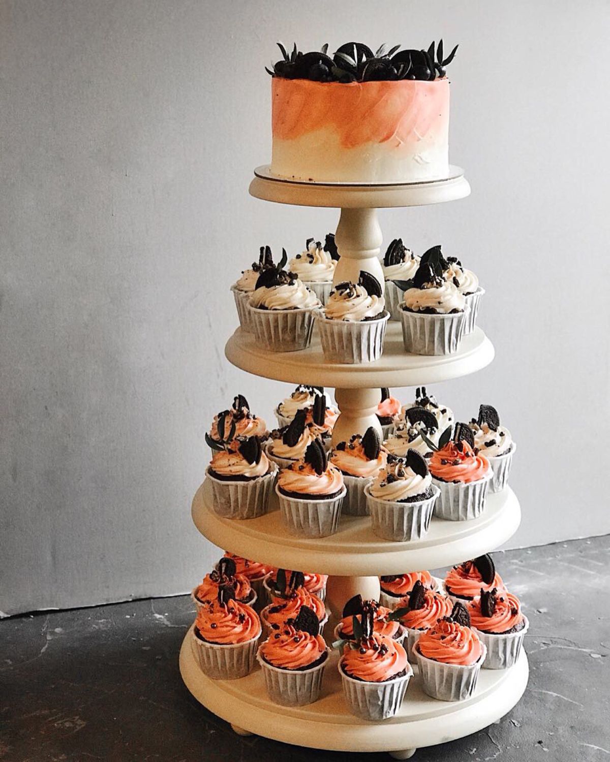 Фото трехъярусного. Торт с капкейками. Торт на этажерке с капкейками. Торт с капкейками на свадьбу. Свадебный торт с капкейками.