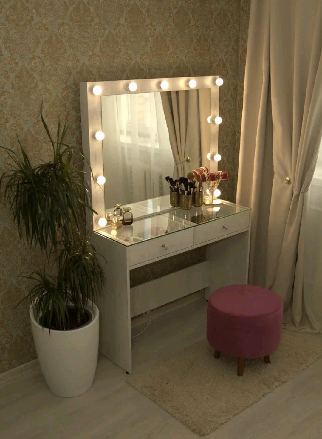 Маленький косметический столик с зеркалом