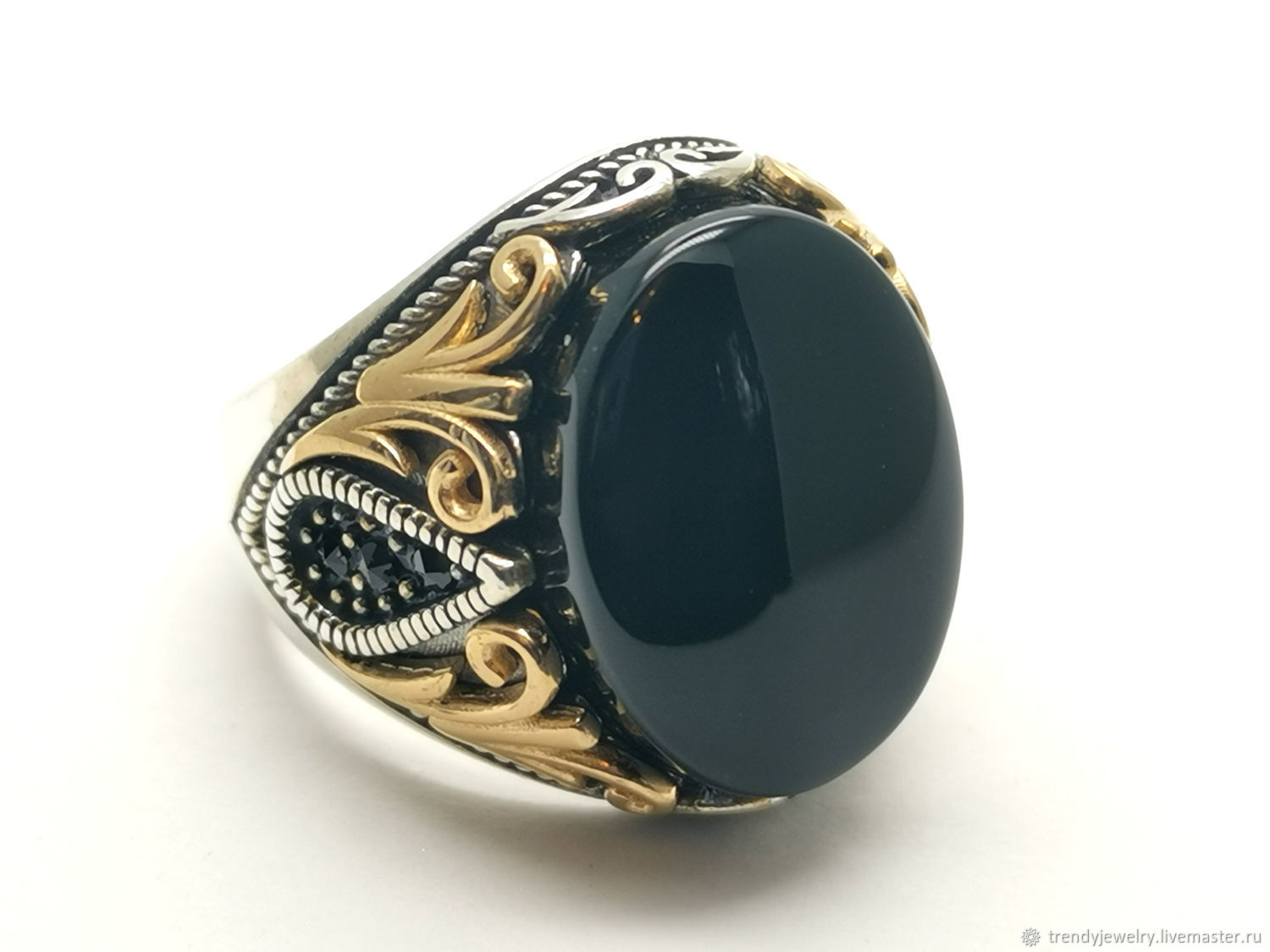 Перстень мужской с камнем черный агат золото
