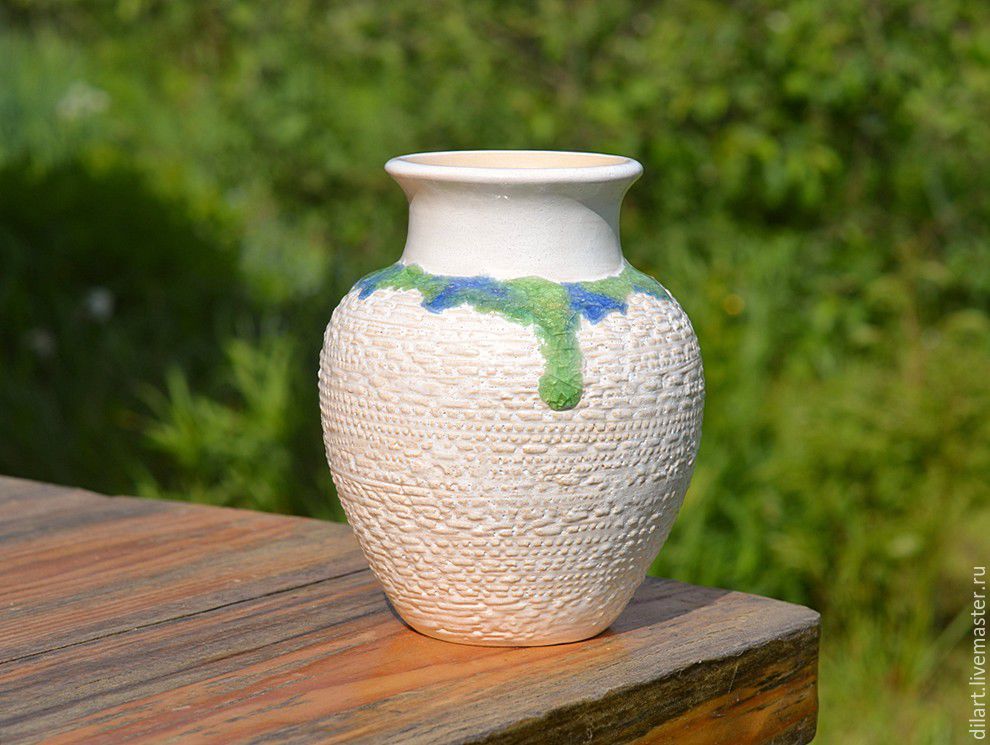 Керамическая белая ваза с сине-зеленым ожерельем