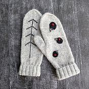 Mittens felted white snow-flowers repeat
