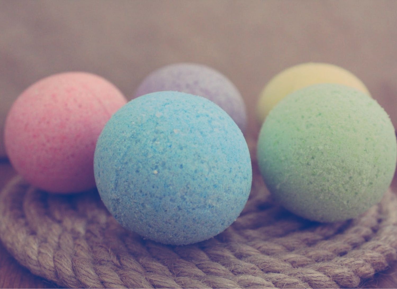 Бомбочка для ванн шарик. Фигурные бомбочки для ванны. Цвета бомбочек для ванны. Мыльные бомбочки для ванны. Дизайн бомбочек для ванны.