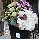 Композиция "Инь Янь" из свежих живых цветов в сумке-коробке