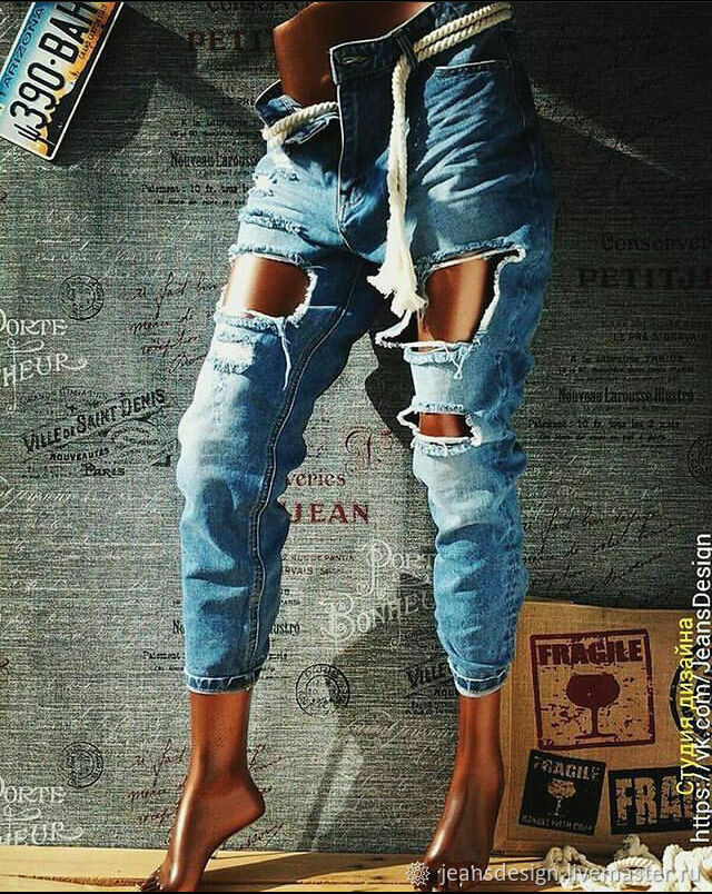Рваные женские джинсы