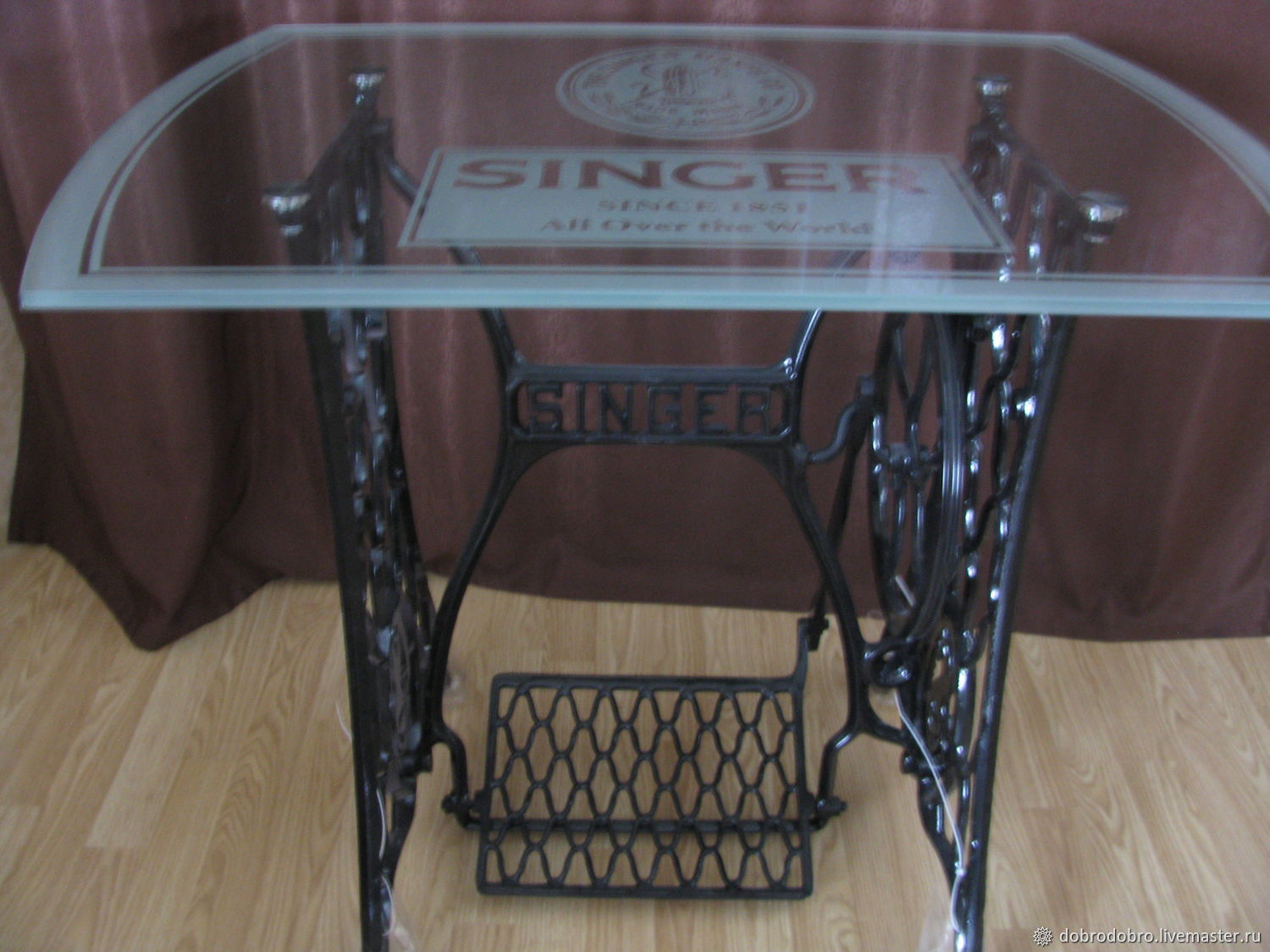 Стол из швейной машинки со стеклом