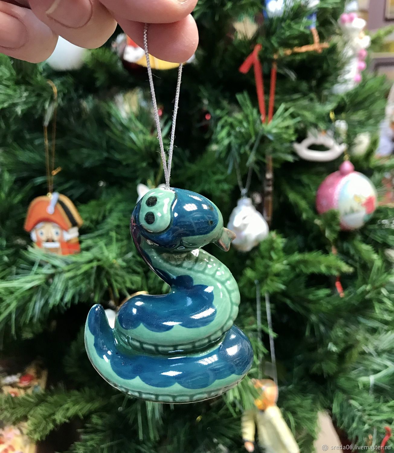 Новогодняя змея на елочный шар. Змея елочная игрушка стекло. Стеклянная игрушка змея на елку. Змейка елочная игрушка. Год змеи какие игрушки на елку.