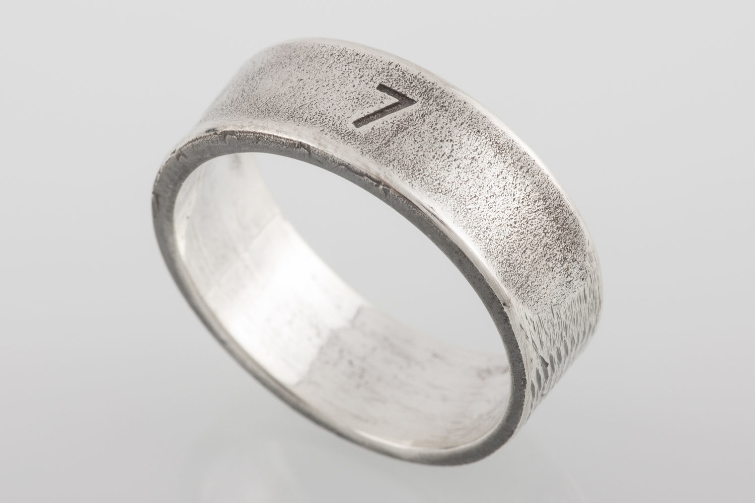 Серебряное кольцо r822