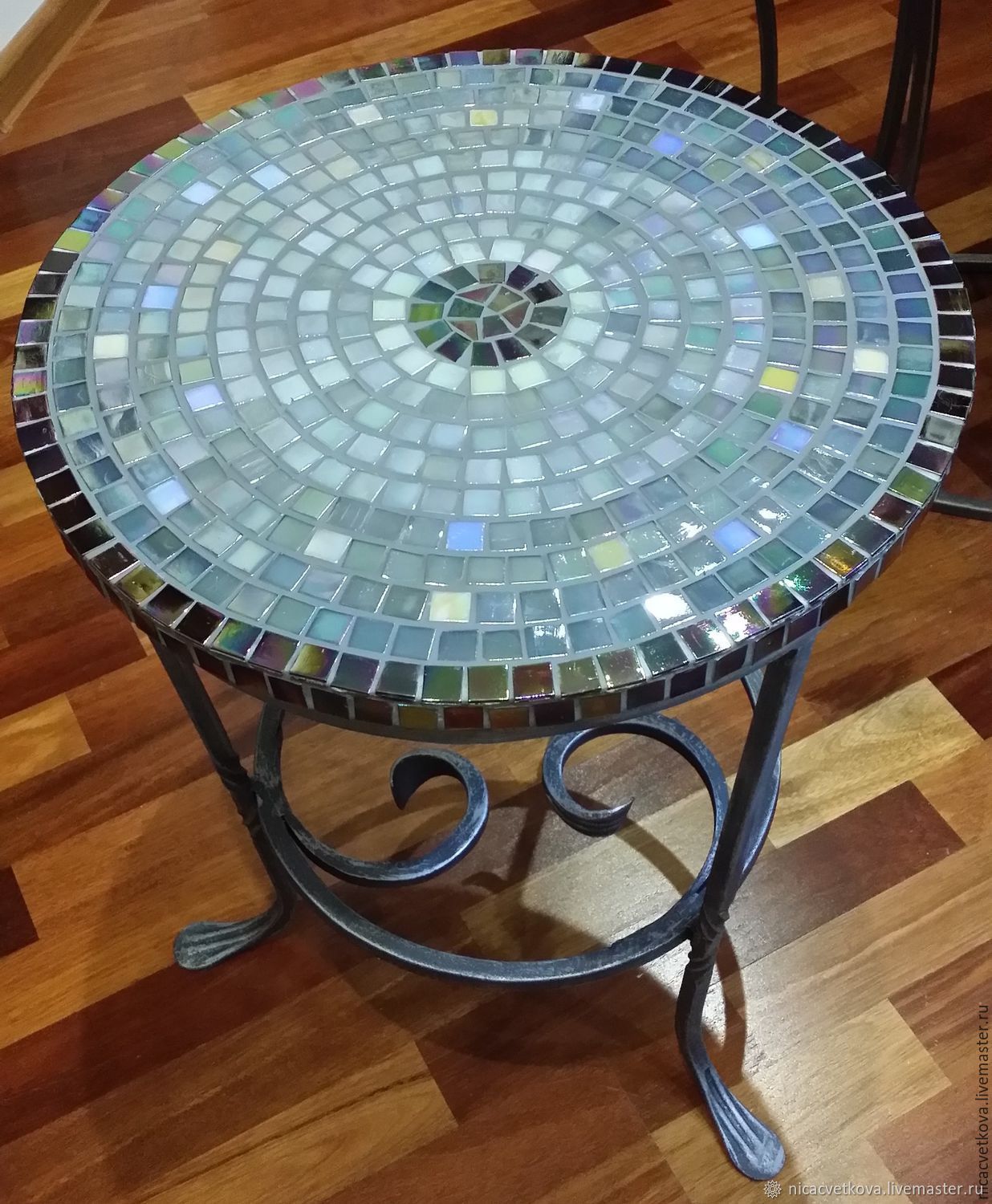 Сделать столик сам. Столик с мозаикой. Журнальный столик из мозаики. Стол декорированный мозаикой. Столик кофейный из мозаики.