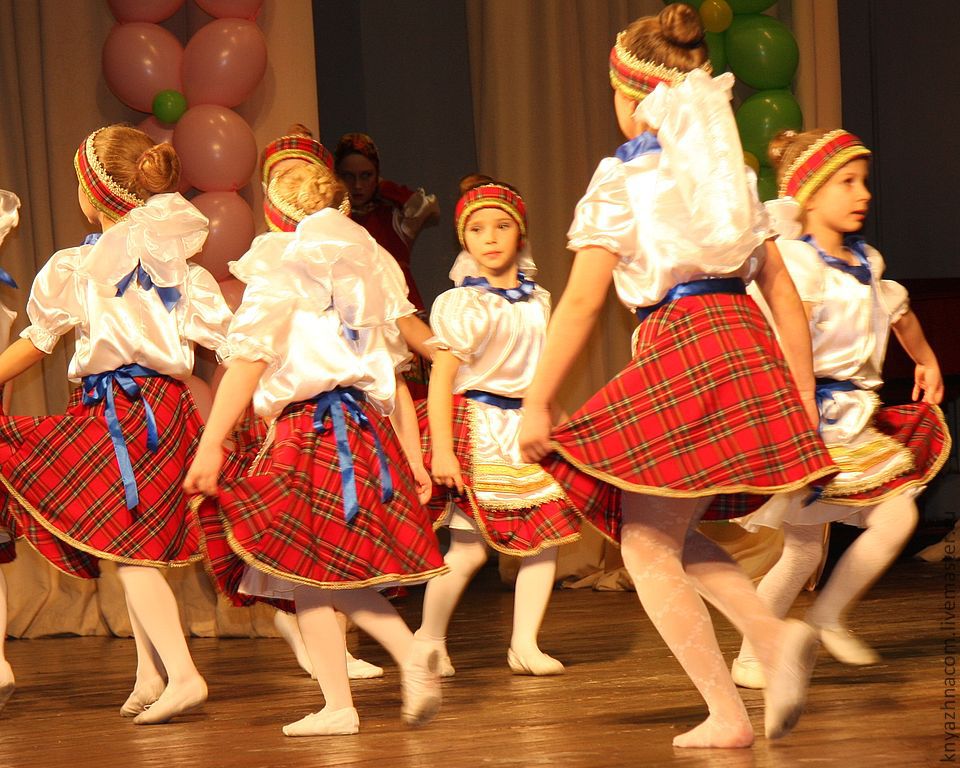 Полька для детей в детском. Финский костюм для танца. Костюм для польки. Финские народные танцы костюмы. Костюм для финской польки.