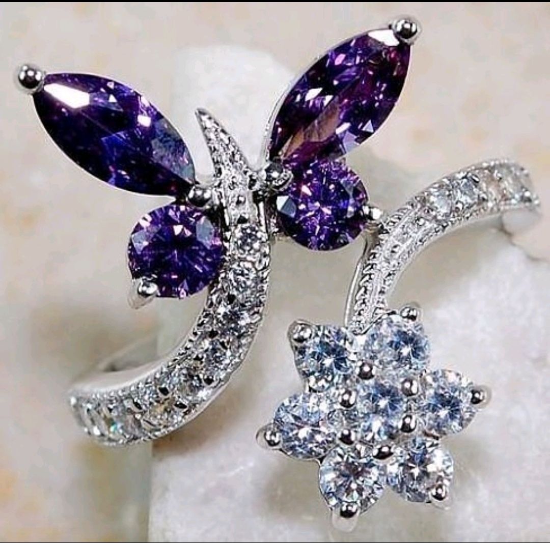 Ring in the form of a beautiful flower 925 sterling SILVER plated with rhodium, decorated with a purple amethyst and a sparkling white sapphire
