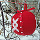 Лоскутный льняной мяч-погремушка с ручной вышивкой - славянским обережным орнаментом. 
Диаметр: 8,5 см