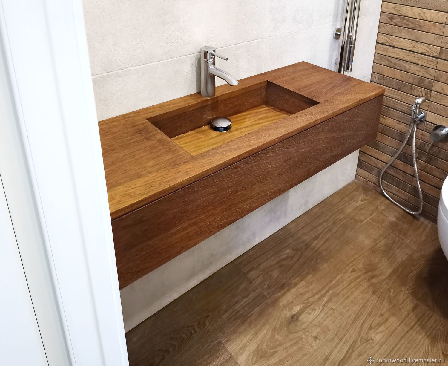Деревянная столешница под раковину в ванную