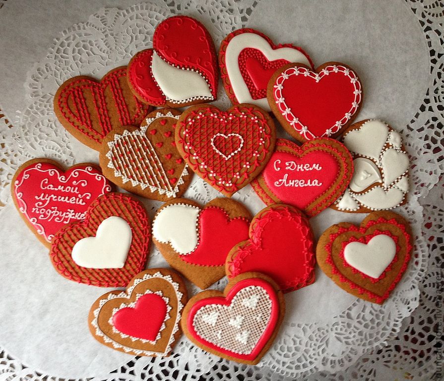 Печенье сердечки красные