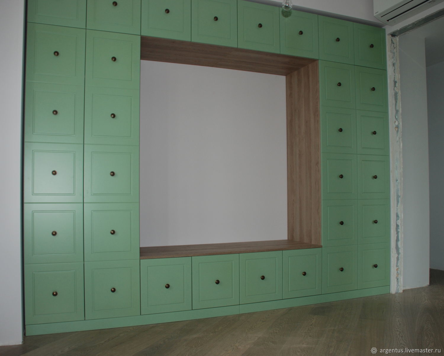 Шкаф на зеленом фоне