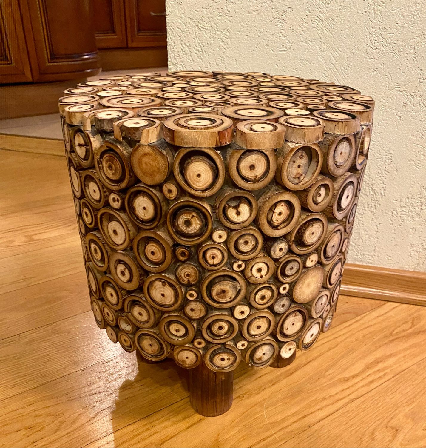 кофейный столик из табуретки