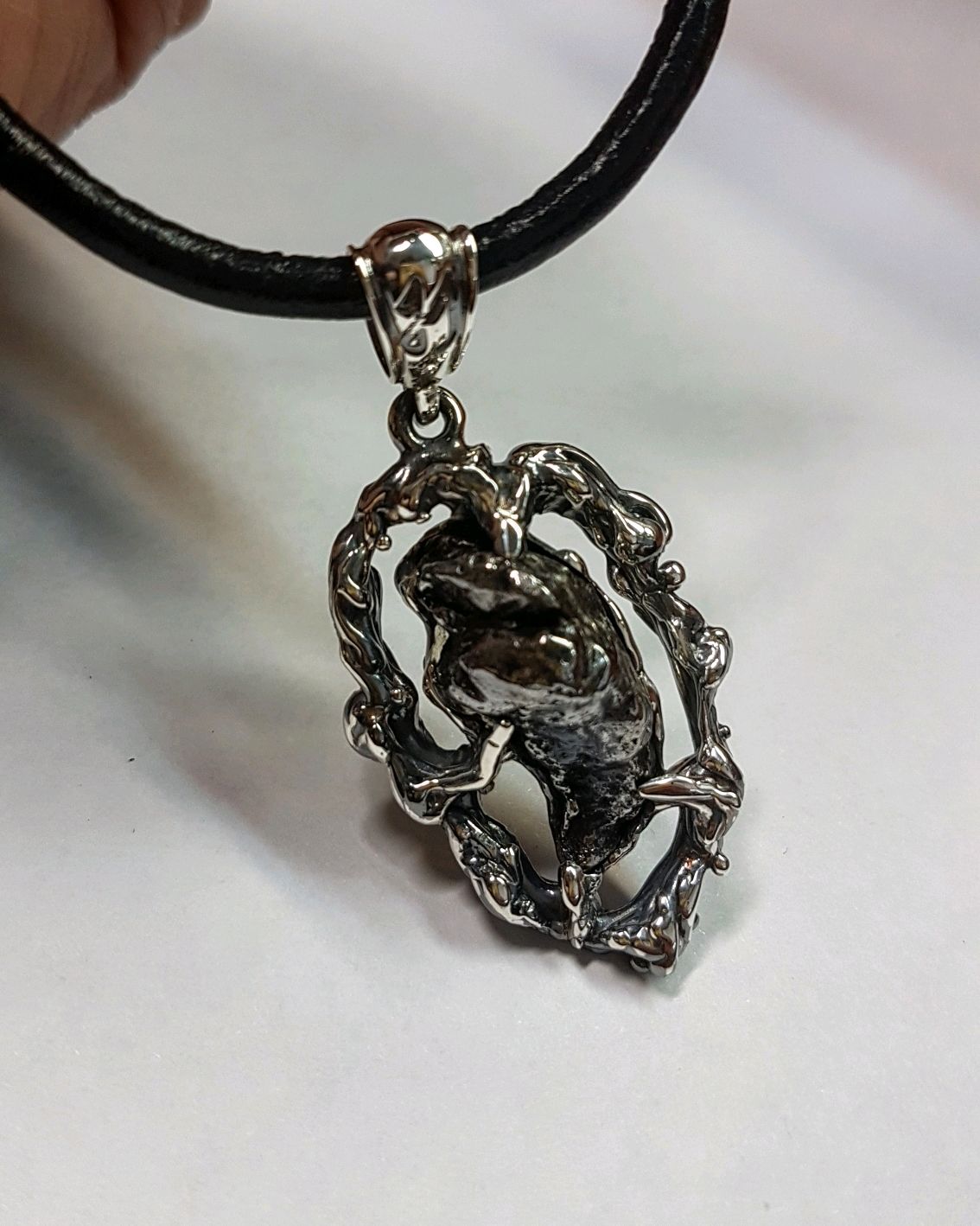 этнический кулон пермский край. пермский звериный стиль птица. подвеска звериный стиль. кулон с метеоритом. кулон пермь.