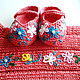Комбинезон с цветочной вышивкой  для девочки в комплекте с пинетками-туфельками. Ручная работа