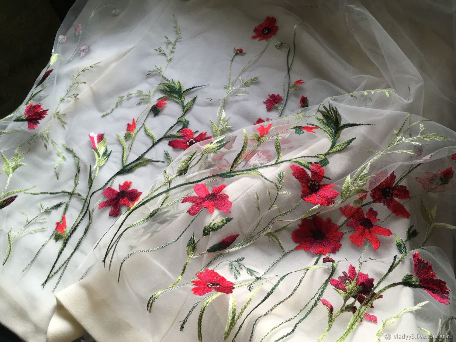 Цветы на сетке платья