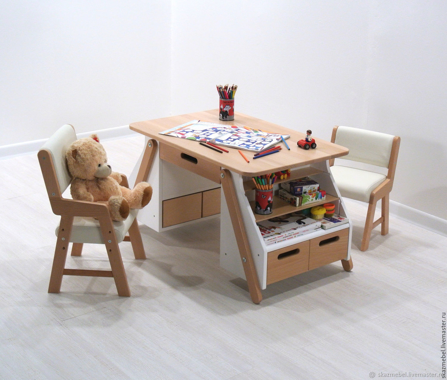 Мягкий стол стул. Столик детский деревянный. Детский столик из дерева. Столик детский со стульчиками. Столик со стульчиком для детей деревянные.