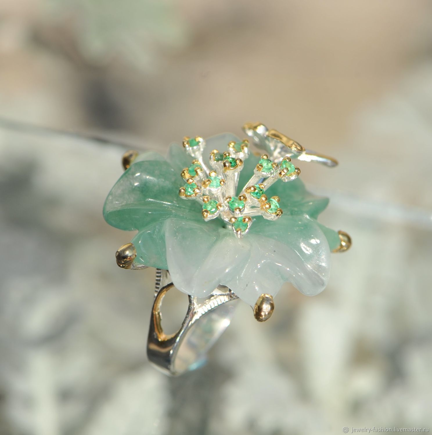 Кольцо с бриллиантами и изумрудами Клевер