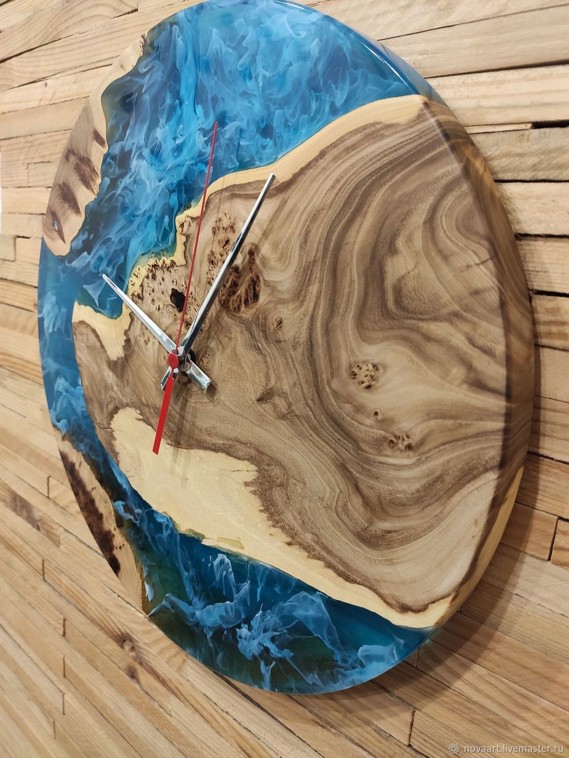 Часы из эпоксидной смолы и дерева